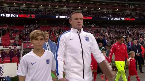 Beckham tells record-breaking Rooney not to give up on England

